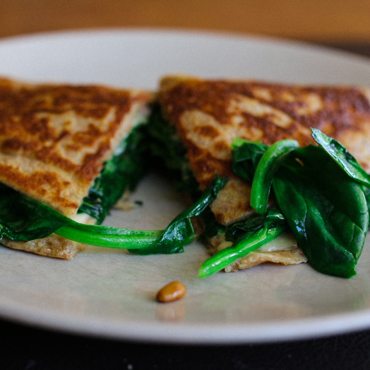Pannenkoeken met kaas, pijnboompitjes en spinazie