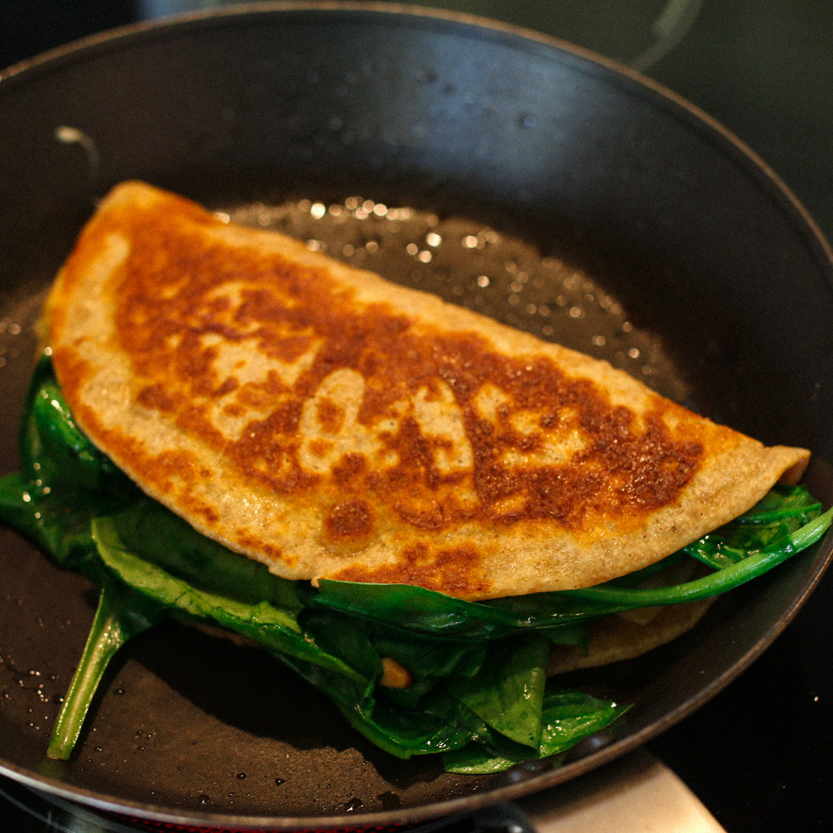 Bak de dubbelgevouwen pannenkoek aan beide kanten