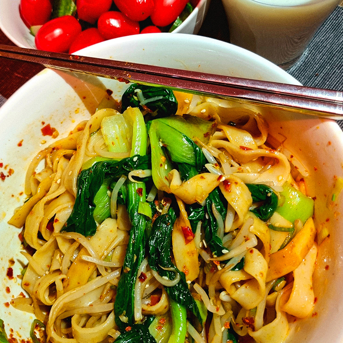 Hot oil noodles met paksoi uit de Makkelijke Moestuin