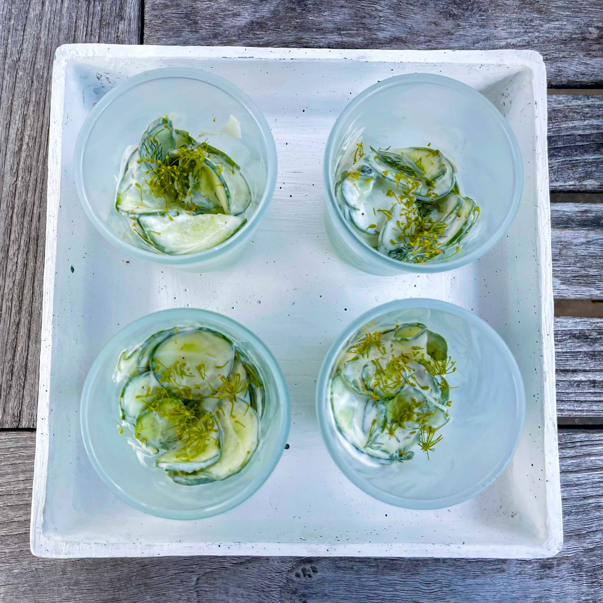 Glaasjes met een oogstrelende komkommersalade