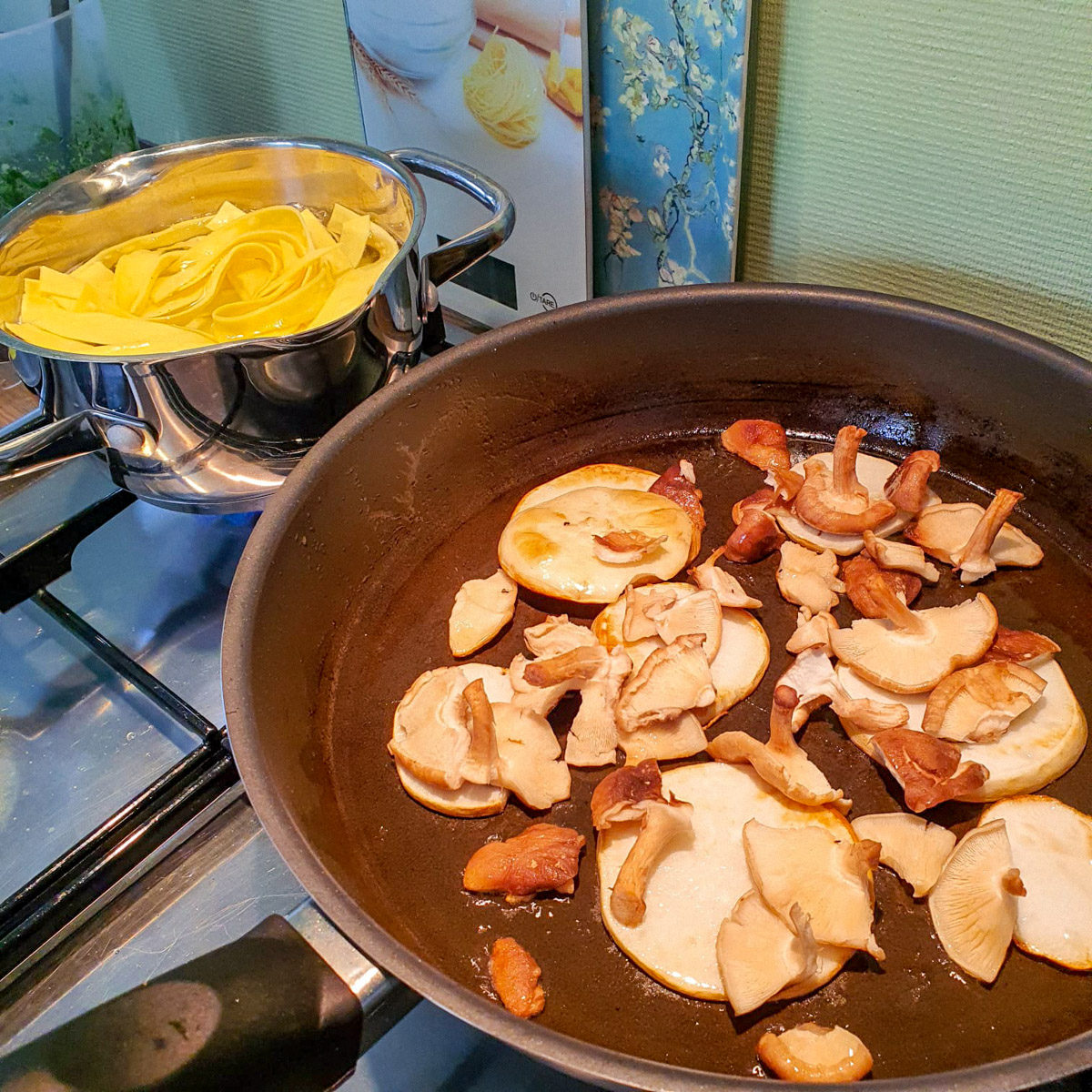 Kook de pasta en bak de meiraapjes met de shiitakes en cashews
