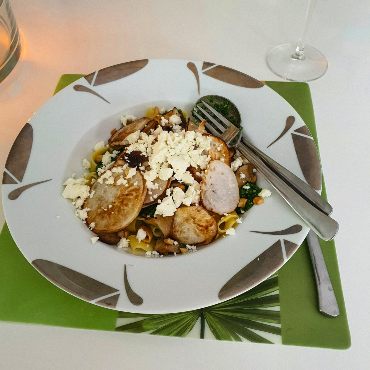 Pasta met meiraapjes, shiitakes en cashewnoten