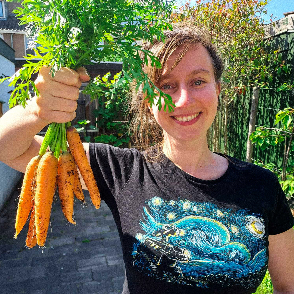 Anouk met haar net-geoogste 'tekenfilm-wortels'