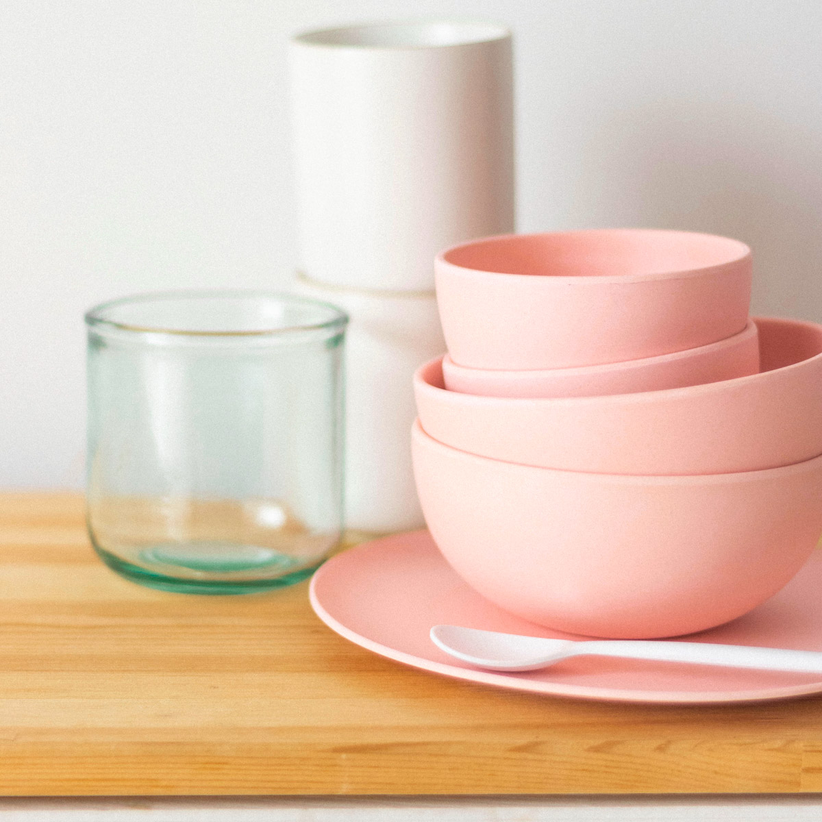Bamboe servies is meestal een melamine-kunststof waaraan bamboevezels zijn toegevoegd