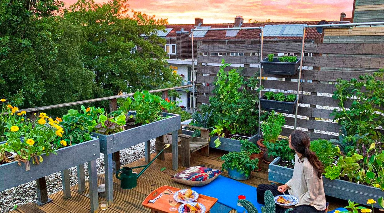 City balcony with Makkelijke Moestuin raised beds