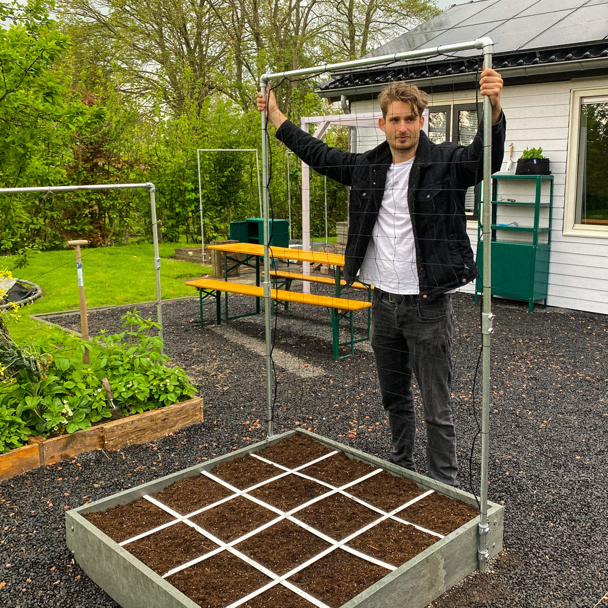 Een Makkelijke Moestuin-Hero moestuinbak: klaar om in te zaaien