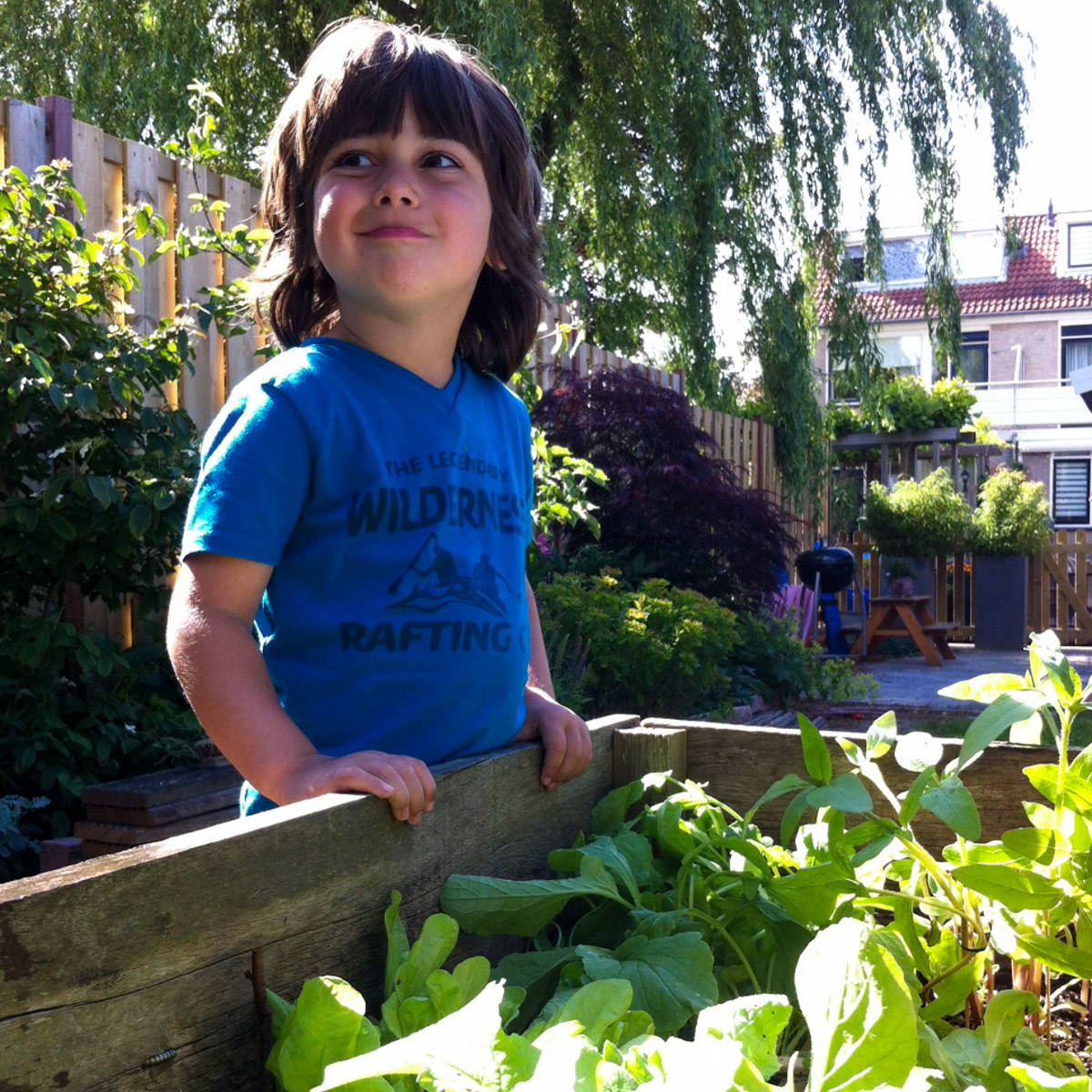 Jonas: trots bij zijn moestuinbak