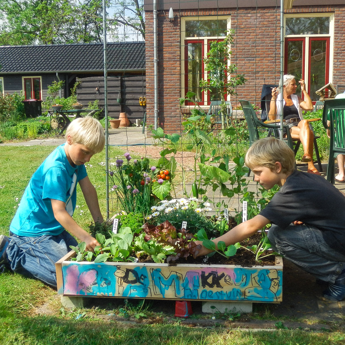 Een moestuinbak voor kinderen moet er leuk uitzien
