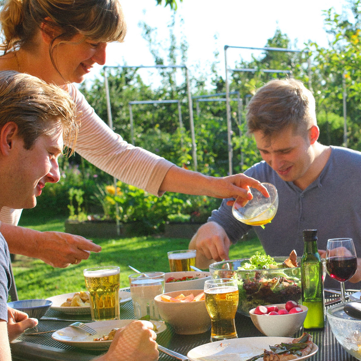 Versgeplukte Makkelijke Moestuin groentes: zo uit de tuin op tafel.