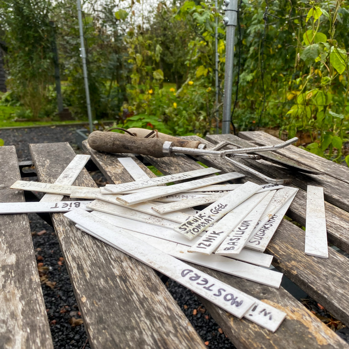 Verzamelde plantenlabels uit de Makkelijke Moestuin