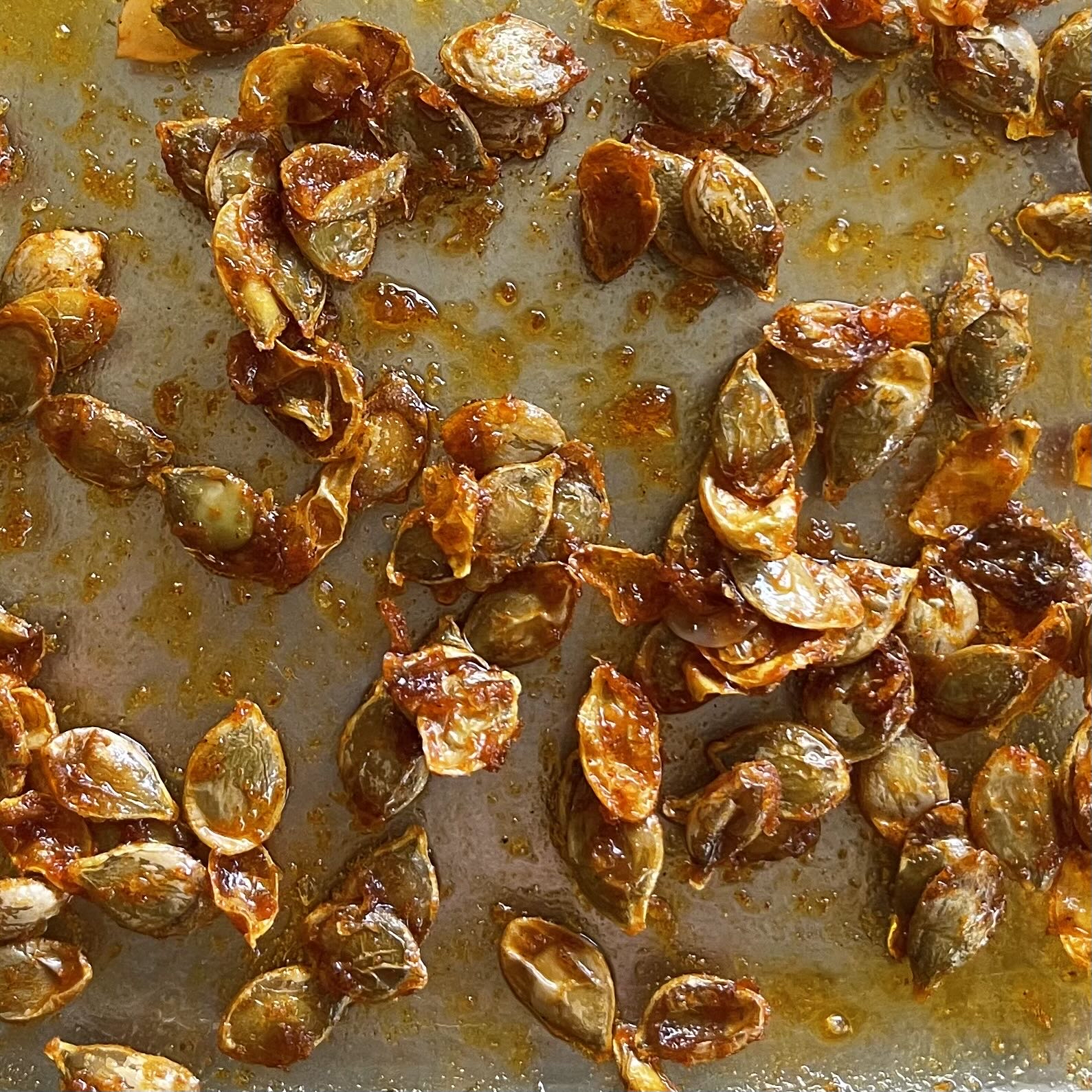 Rooster de pompoenpitten in de oven
