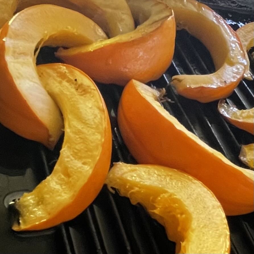 Schijven pompoen in een hete grillpan