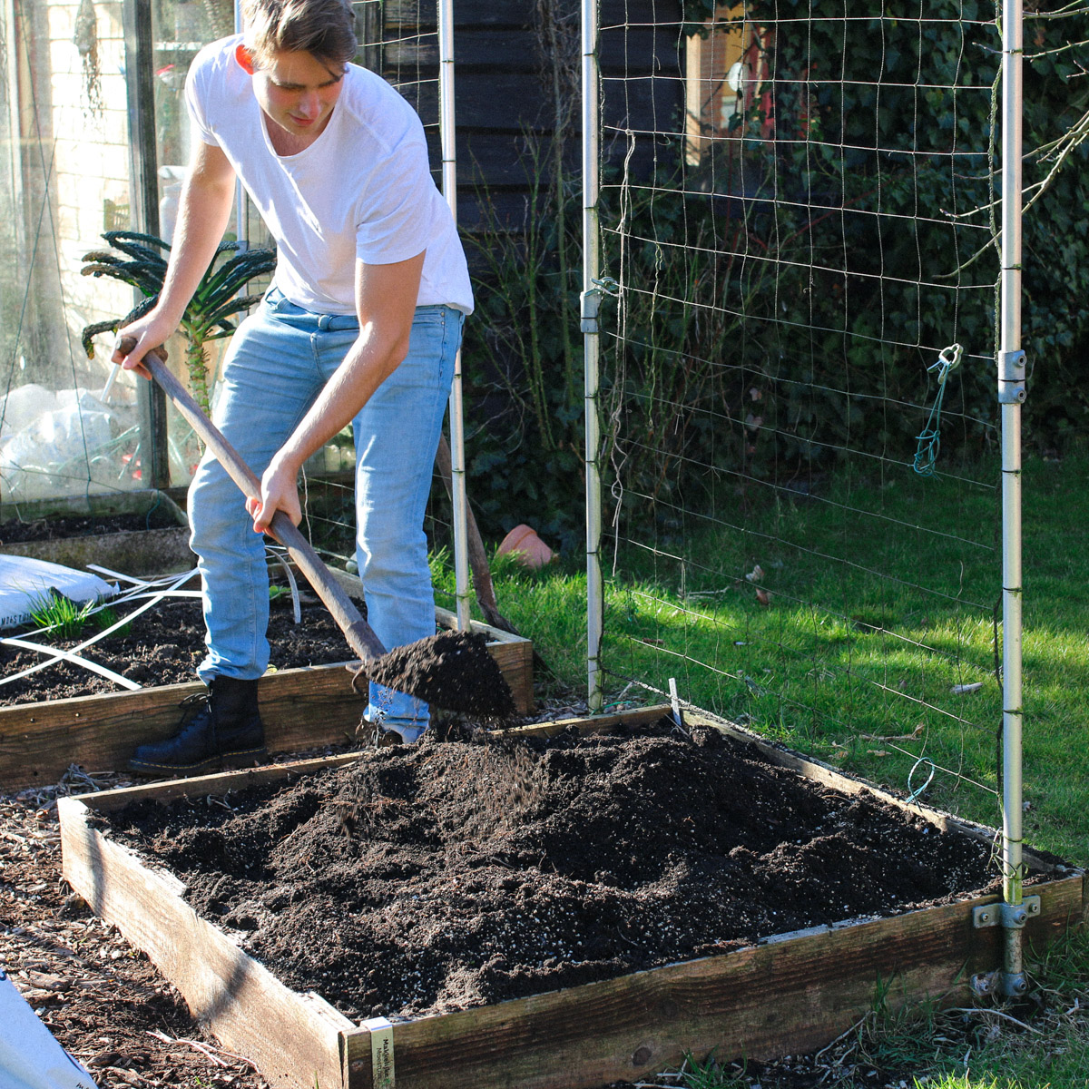 Aan het begin van het seizoen schep je alle mix in je moestuinbak helemaal door elkaar