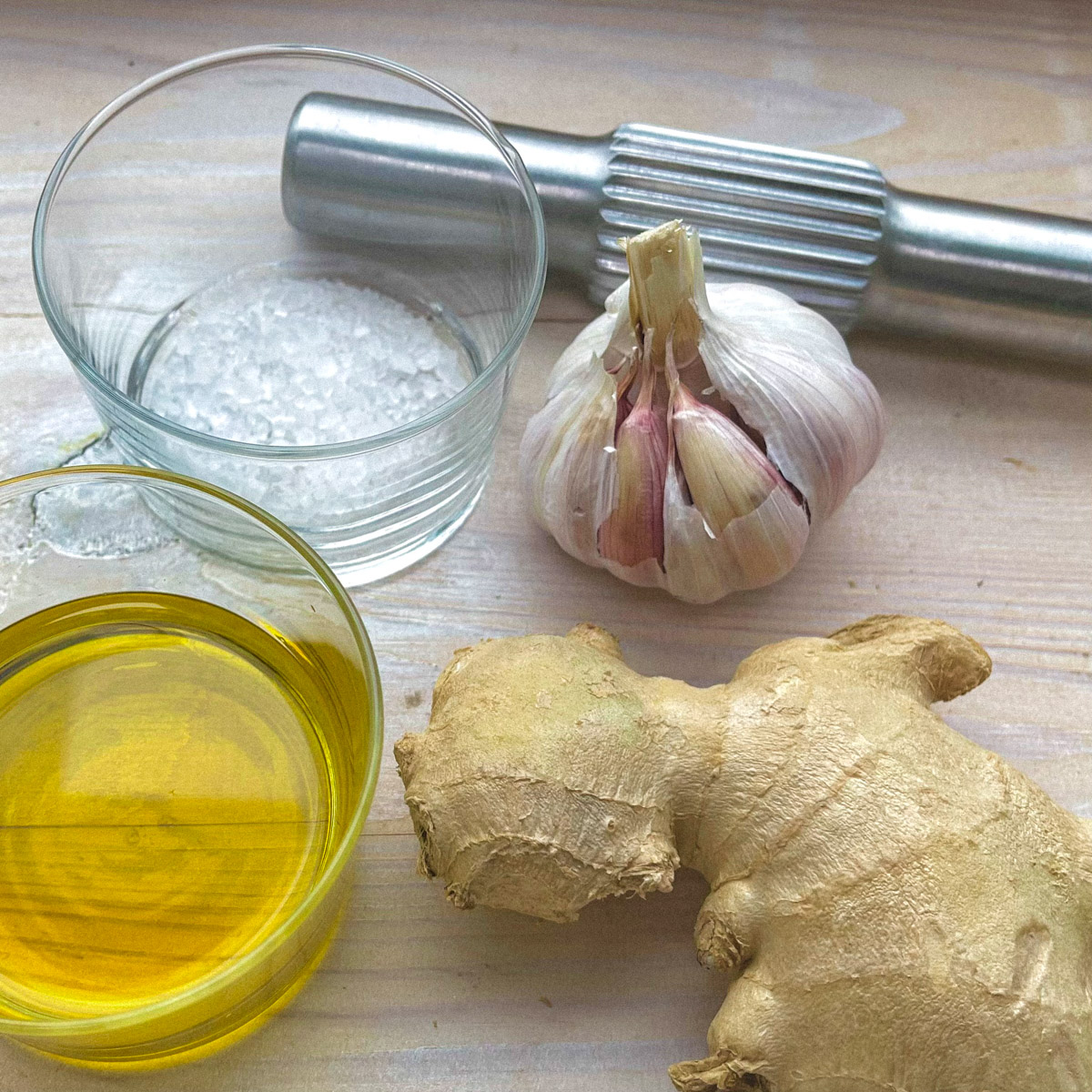 Olijfolie, zeezout, knoflook en gember voor de kruidenolie voor de pompoenquiche