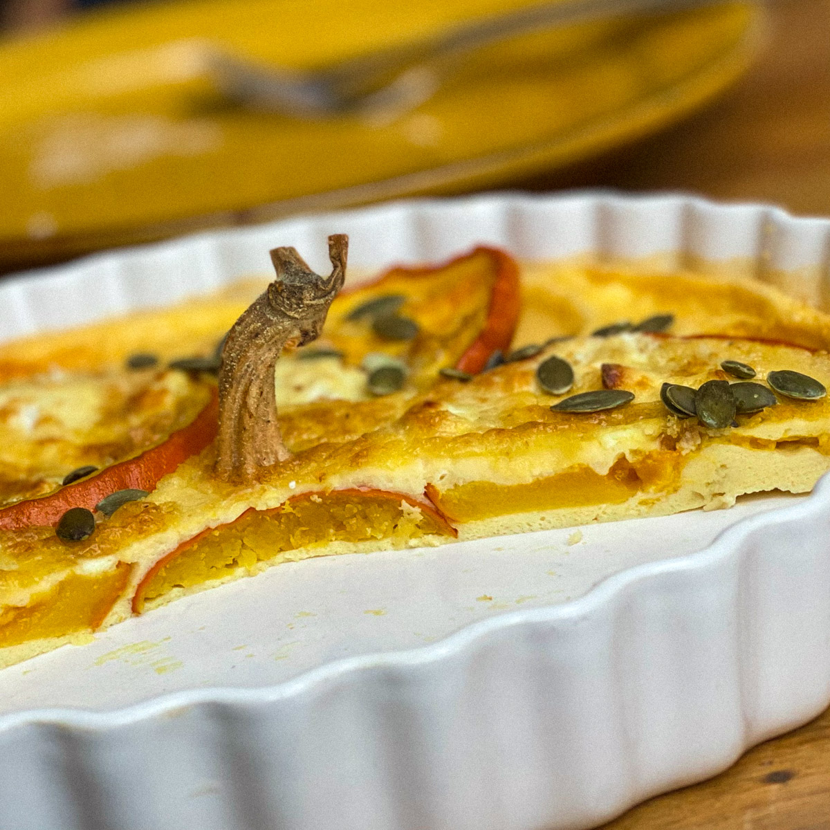 Het steeltje van de pompoen staat fier in het midden van de quiche