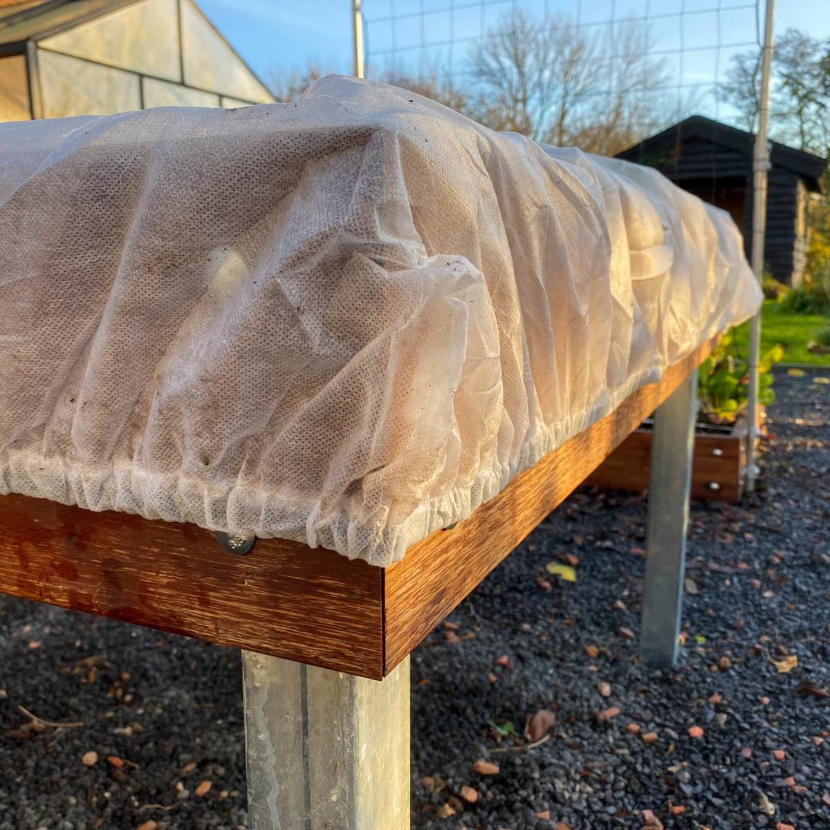 Vliesmuts voor moestuinbak met elastieken band