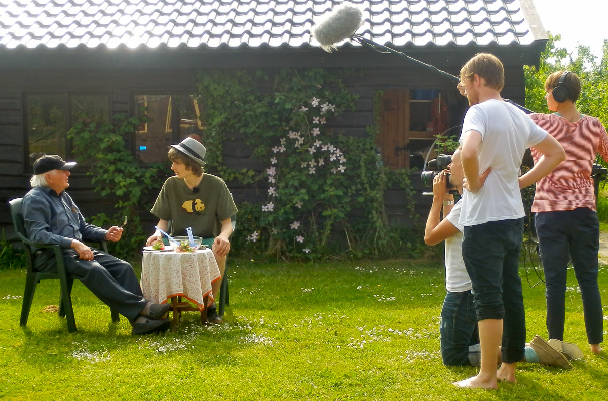 Opa en ik eten een salade uit de Villa Achterwerk Makkelijke Moestuinbak