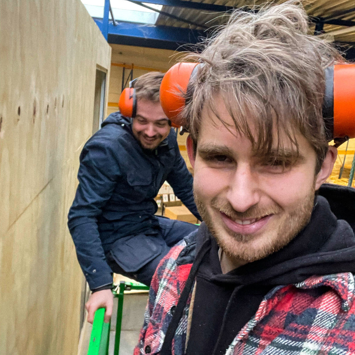 Jelle en Bart aan het klussen in de Makkelijke Moestuin loods