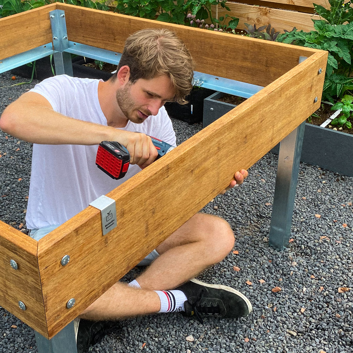 Jelle zet een van zijn bamboo moestuinbakken in elkaar