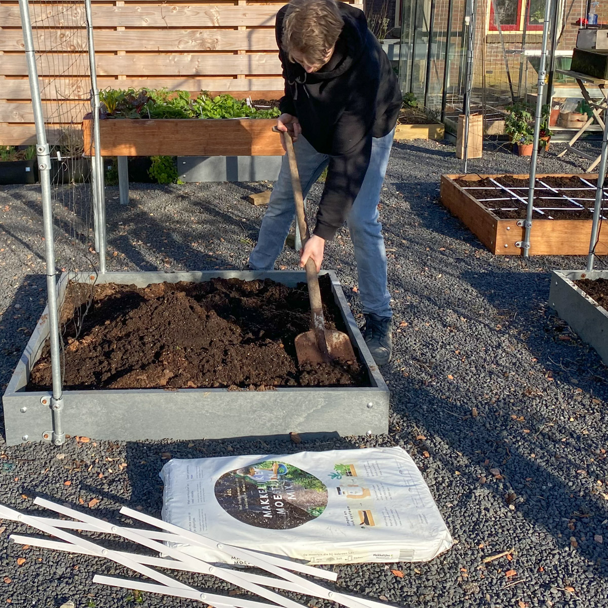 Meng de Makkelijke Moestuinmix met de voeding goed door elkaar