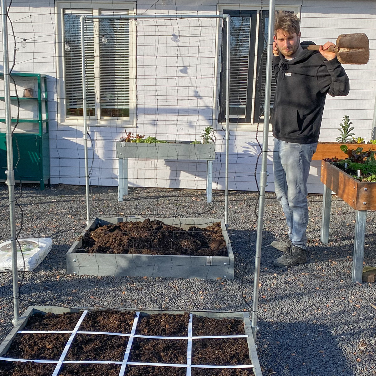 Jelle maakt zijn Makkelijke Moestuinbakken klaar voor het komende seizoen