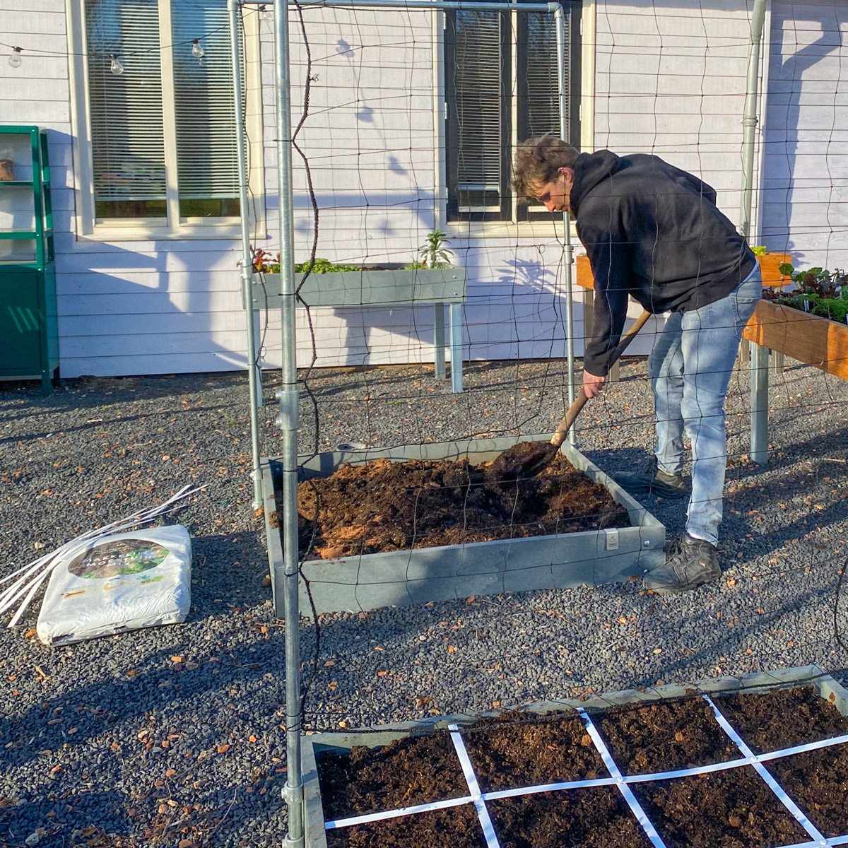 Schep de aangevulde Makkelijke Moestuinmix goed door elkaar