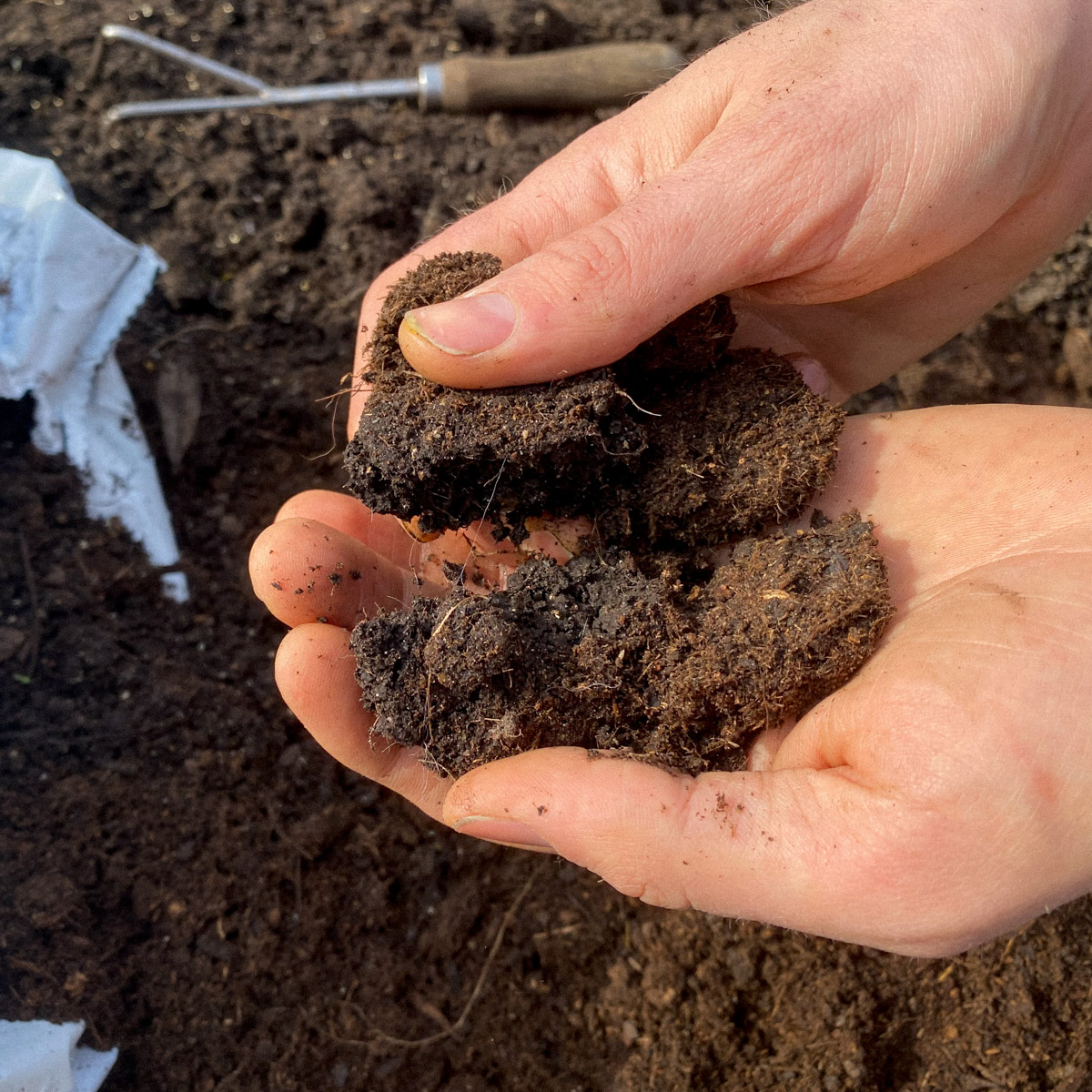 Maak de Makkelijke Moestuinmix eerst los en luchtig