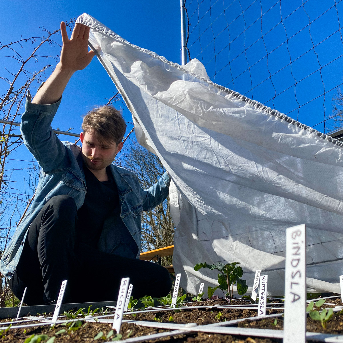 Gebruik Makkelijke Moestuinmuts in een koude maand maart