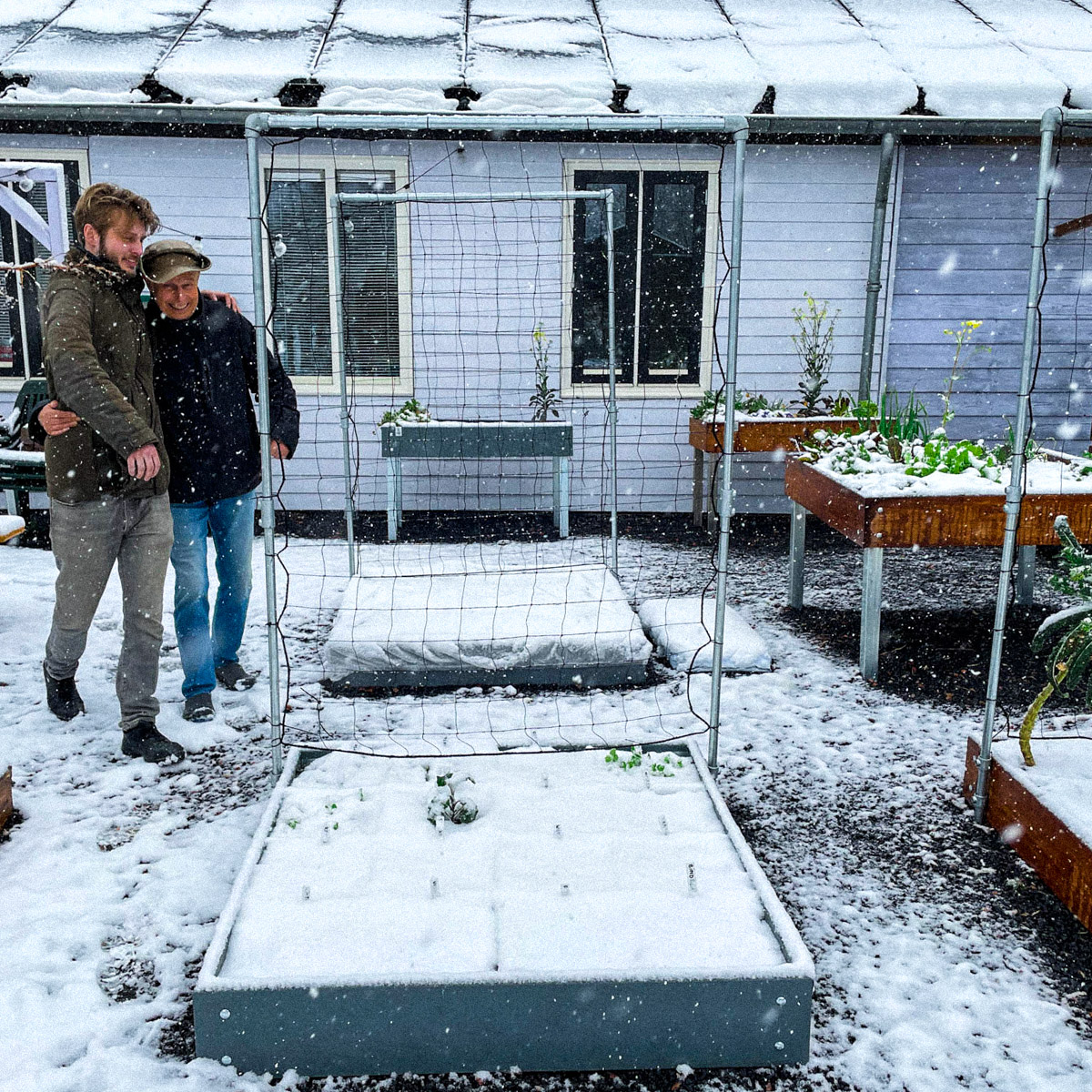 Arjen en Paul in de kantoortuin van de Makkelijke Moestuin