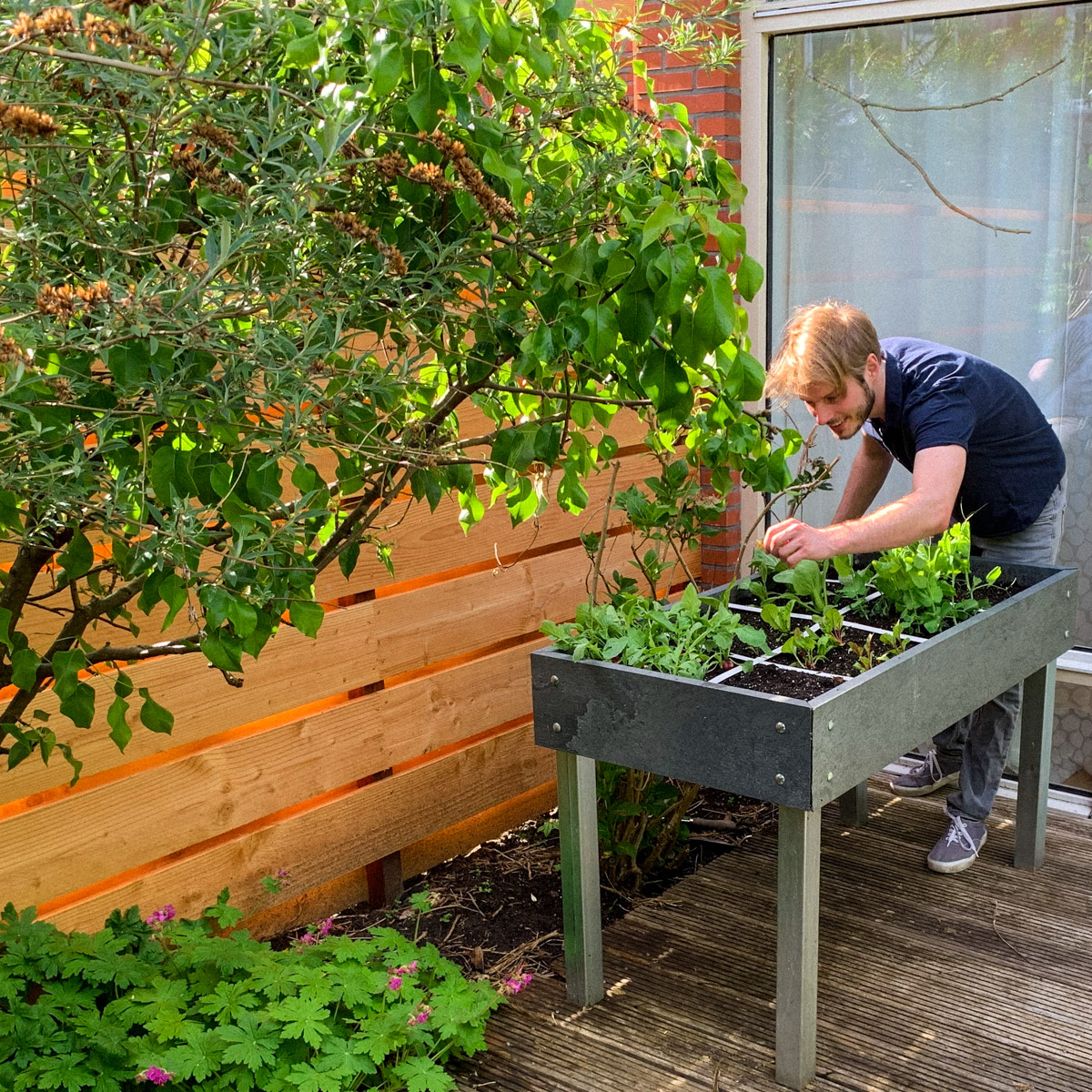 Arjen plukt wat rucola uit zijn Hero tafelbak