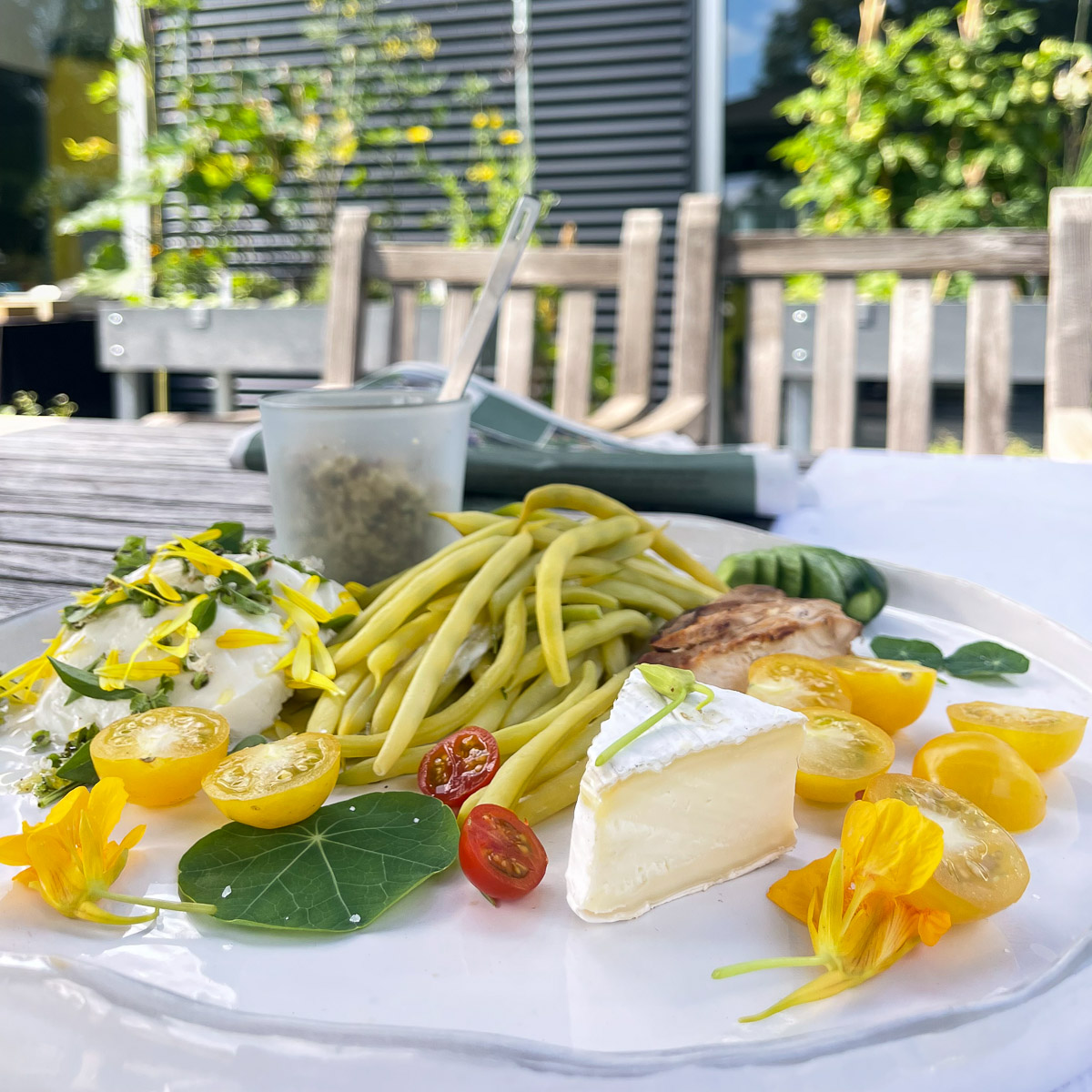 Lunchsalade met boterboontjes en tomaatjes.