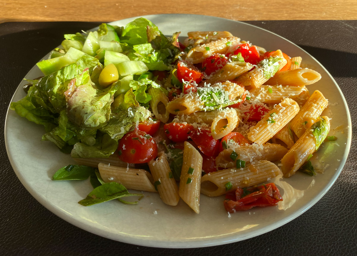 Snelle pasta met verse kerstomaatjes uit de Makkelijke Moestuin