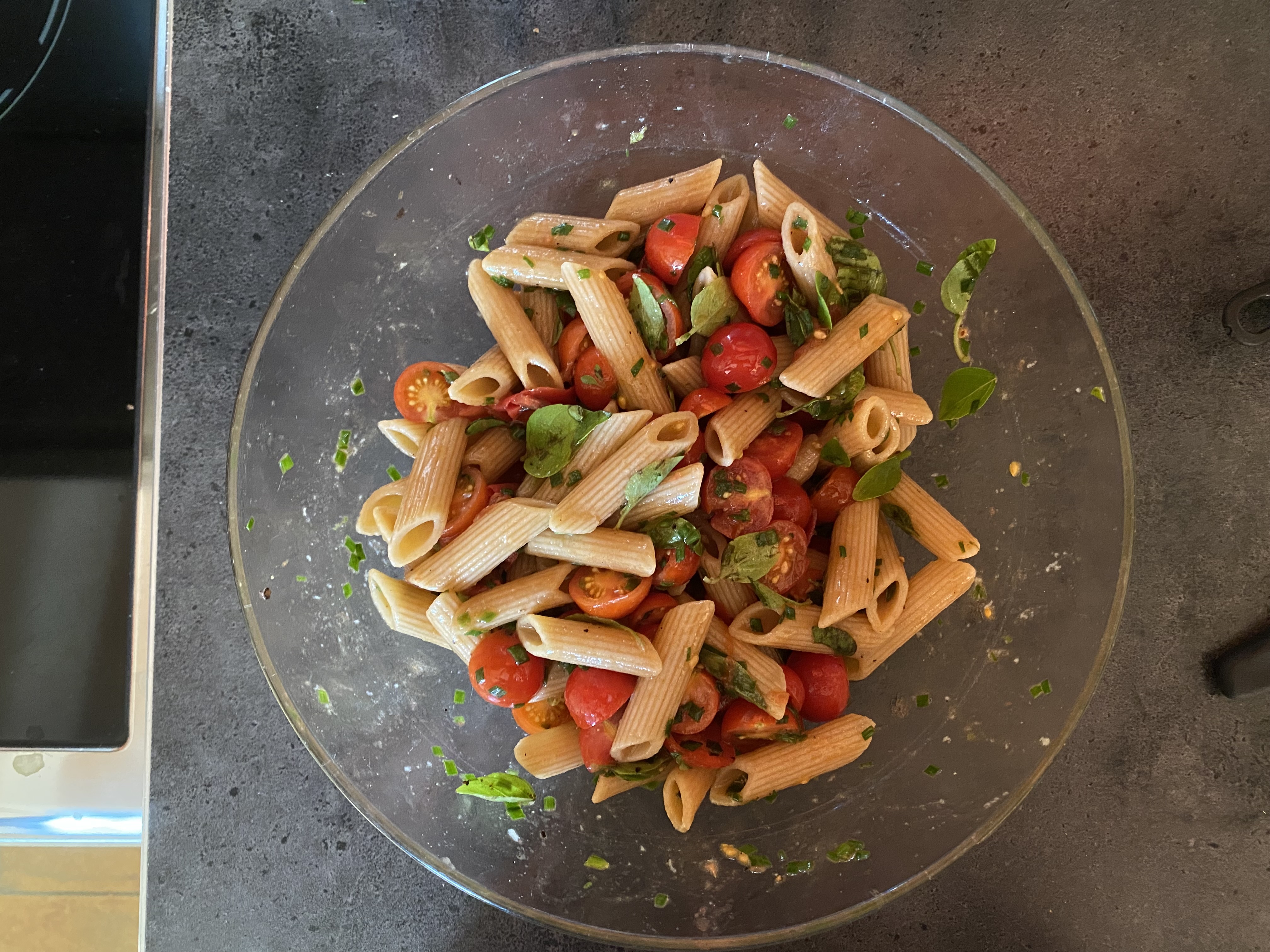Roer alles door elkaar en dien de pasta meteen op