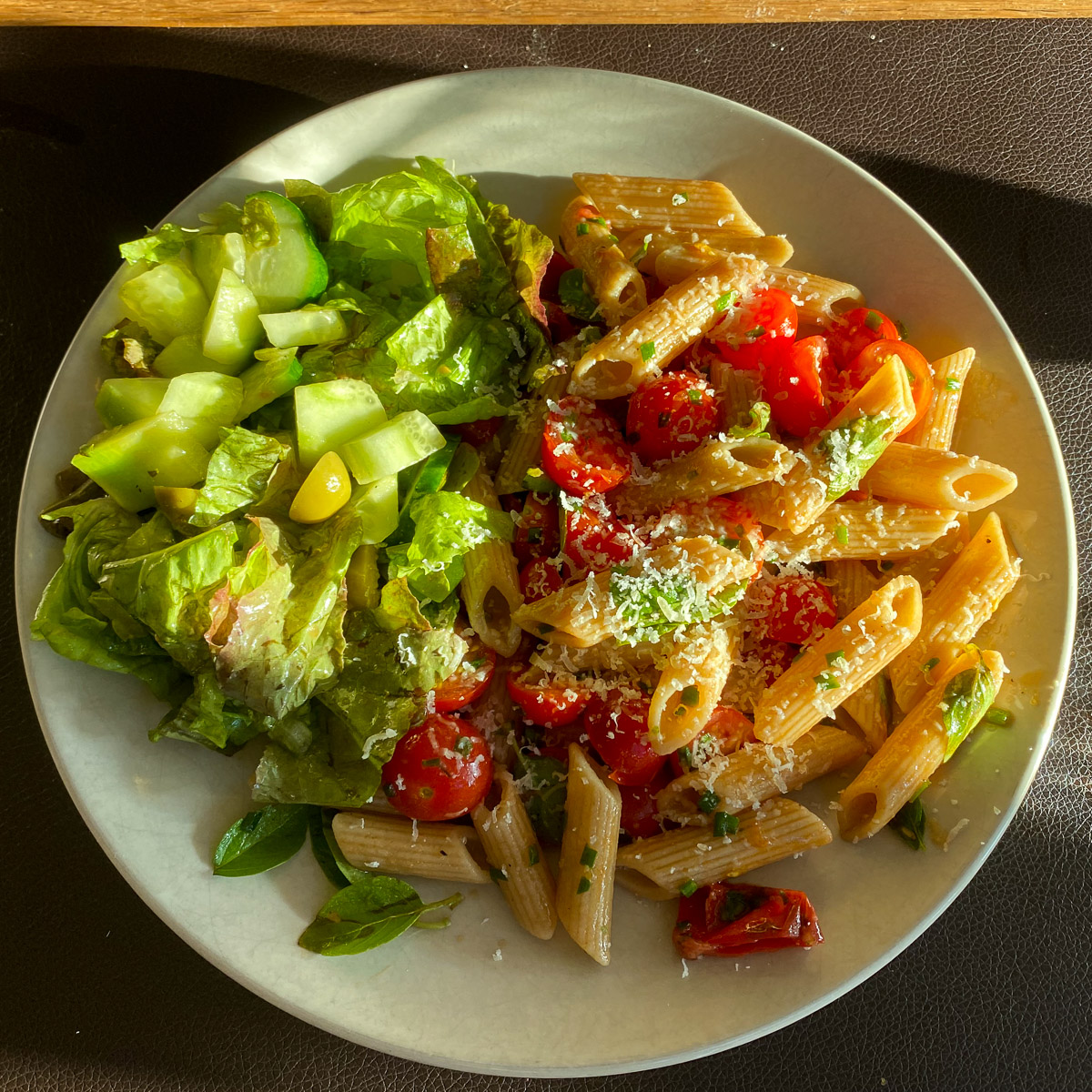 Zomerse maaltijd: salade met komkommer en pasta met tomaatjes uit de Makkelijke Moestuin