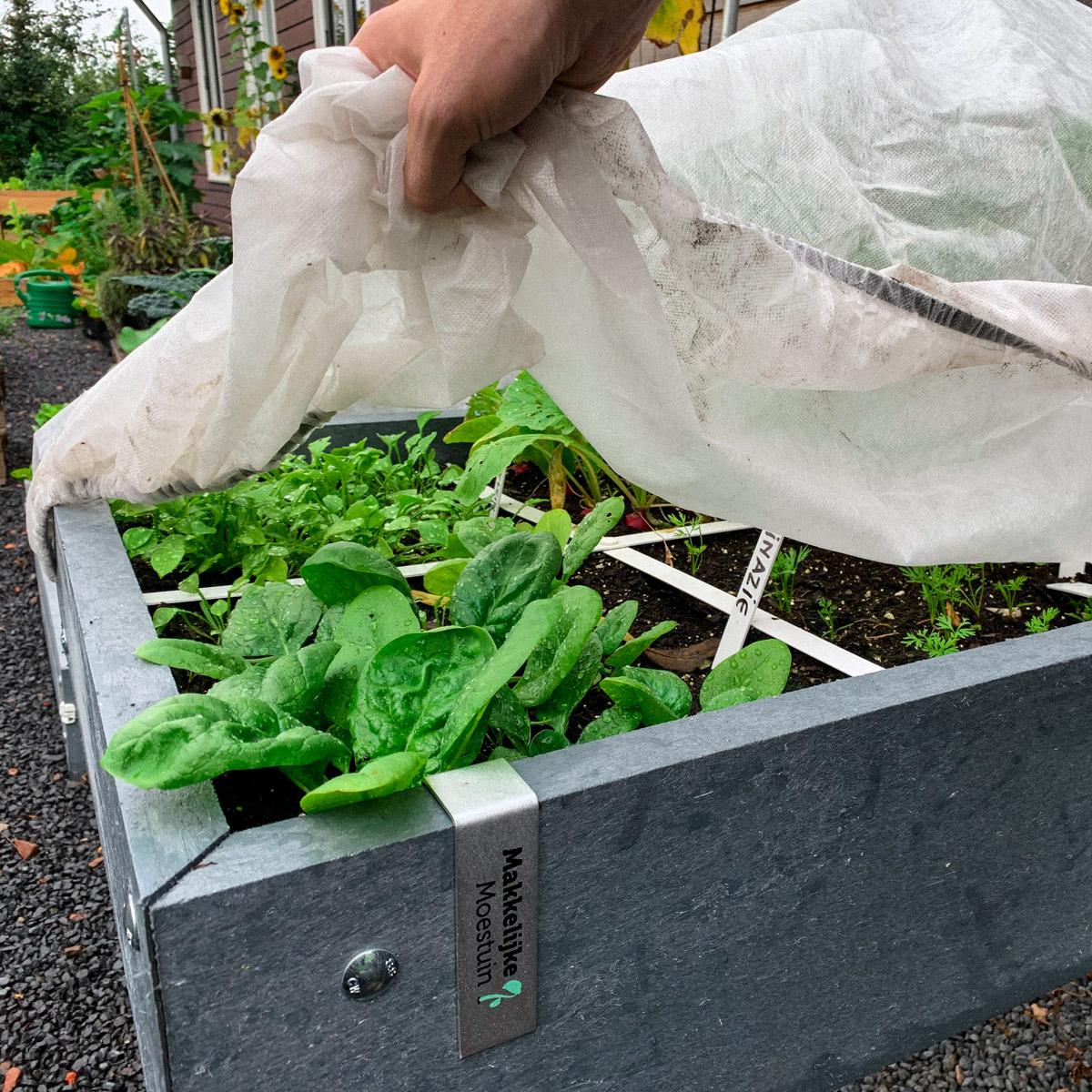 Muts voor je moestuinbak ter bescherming tegen kou
